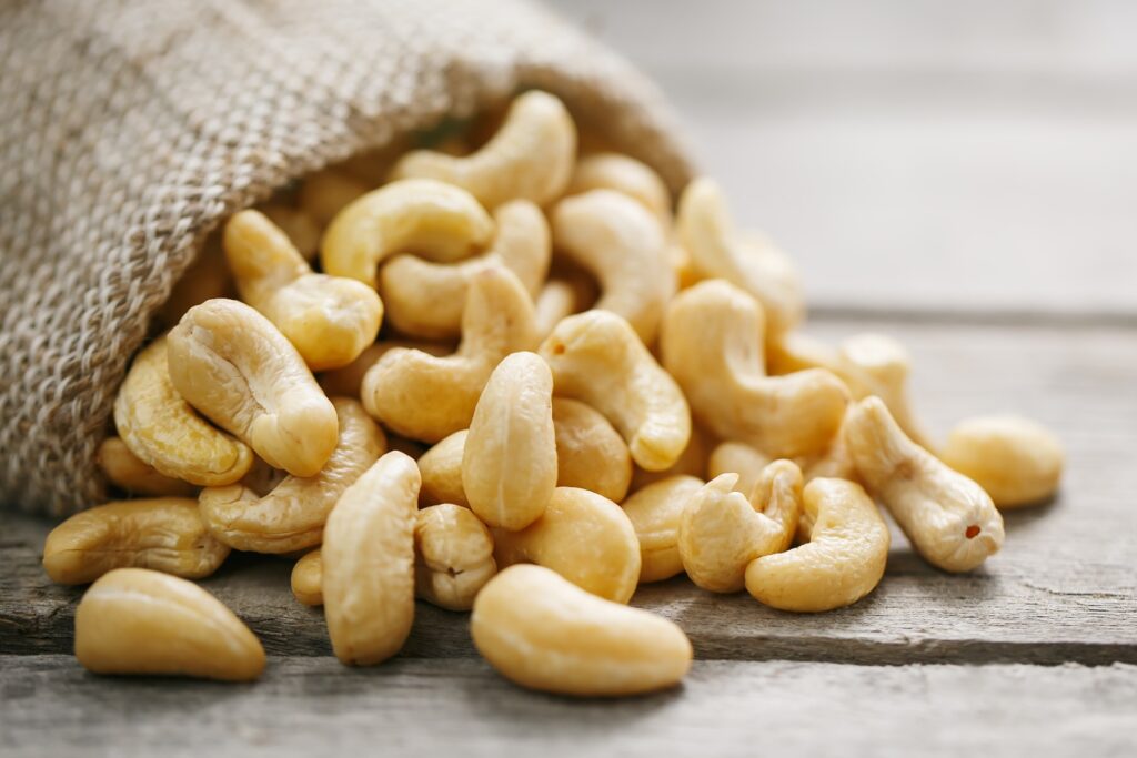 Cashew (Kaju)Find out how many cashews in 1 kg.